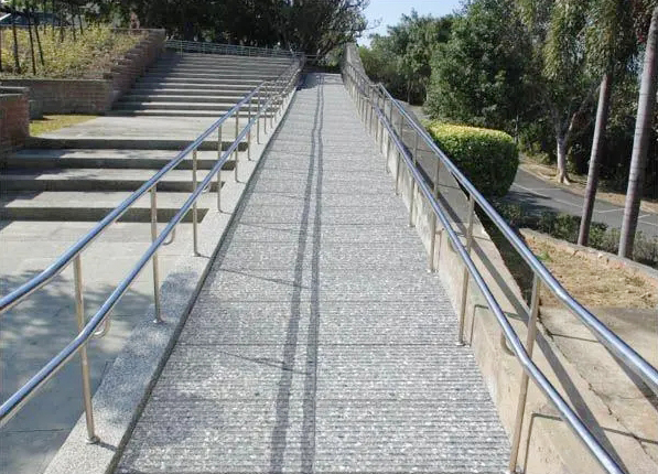 十条纹步道石